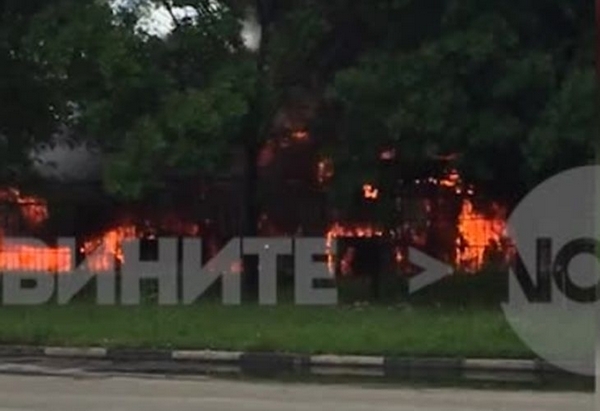 Автобус на градския транспорт пламна близо до борсата (ВИДЕО)