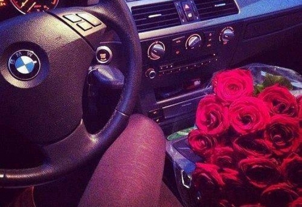 „Кифлата” стана професия! Предприемчив мъж дава букет със 100 рози под наем, предлага и себе си за фалшива фотосесия с "красив любовник" (СНИМКИ)
