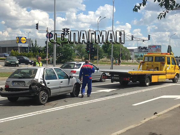Бургаски джигит се вряза в автомобила на хасковско семейство и избяга (СНИМКИ)