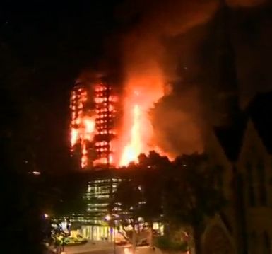 Голям пожар в Лондон, има блокирани в горящата 27-етажна жилищна сграда