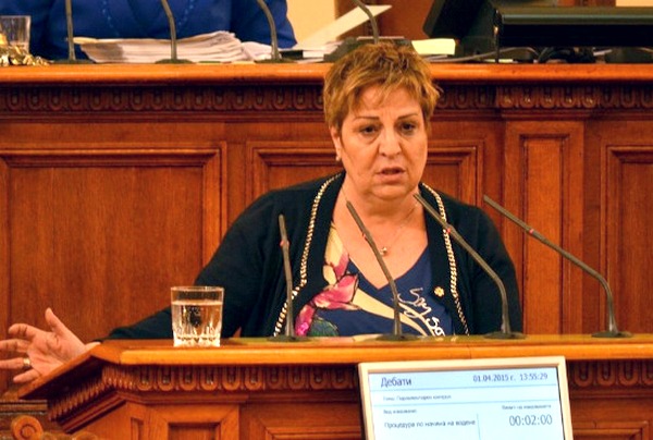 Депутатка: БСП позорно да мълчат за пенсионните фондове – източиха ги през 90-та с червените куфарчета