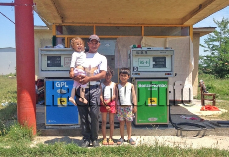 Самотен баща заживя в неработеща бензиностанция с трите си дечица (СНИМКИ)