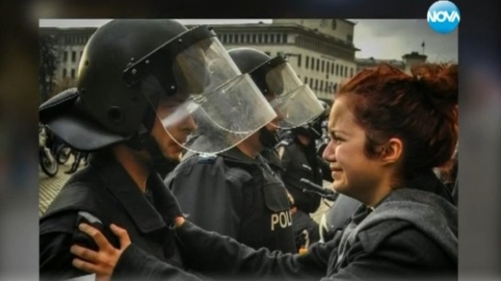Един полицай и една протестираща - 4 г. по-късно