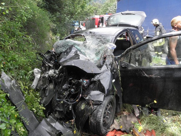Кървав ад на пътя! Кола се вряза челно във влекач, 29-годишна жена бере душа, пострадаха и две деца