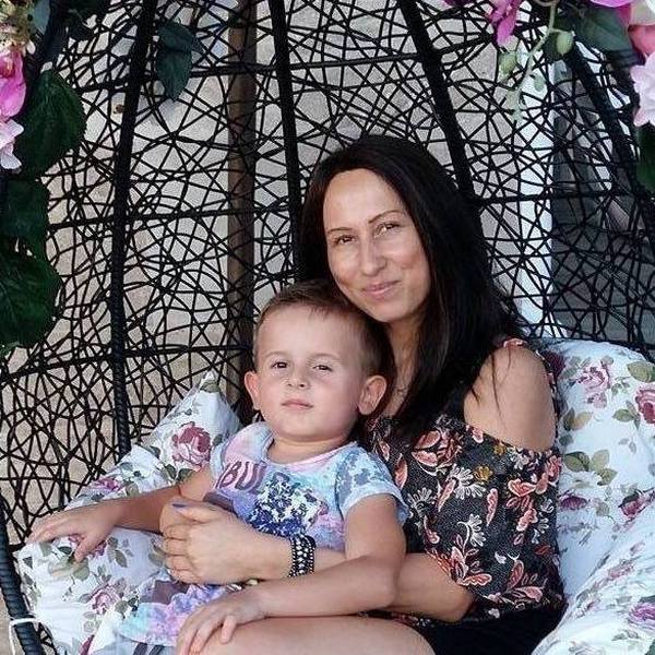 Зов за помощ! Коварна болест разделя 33-годишна бургазлийка от детето й, жената има рак на гърдата