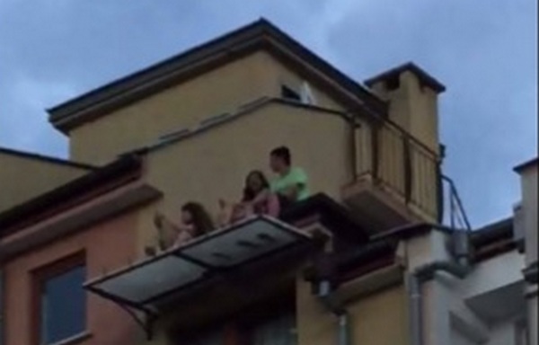 Опасна мода! Деца се качват на покрива на сграда в Бургас заради селфи (ВИДЕО)