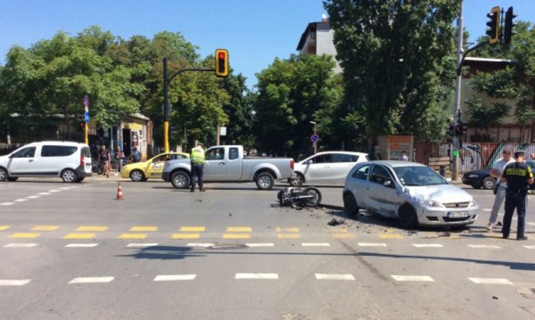 Сблъсък на централно кръстовище: Мотоциклетист загина, ударен от Опел