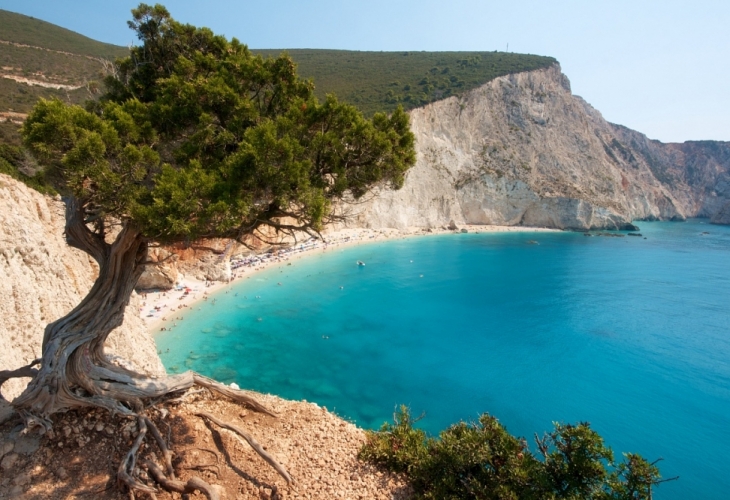 Византийски номера: Гърците вдигнаха цените по "българските" плажове, бирата гони 5 евро!