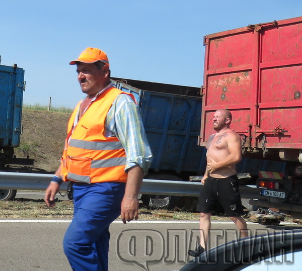 Гол до кръста Динко от Ямбол ръководи акцията по почистването на аутобана (СНИМКИ)