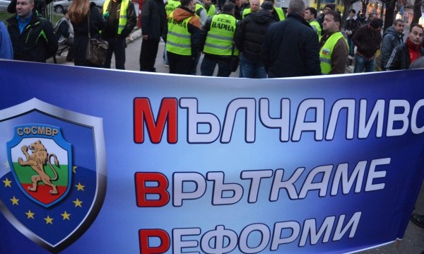 Заедно с полицаите на протест и пожарникарите, спасителите