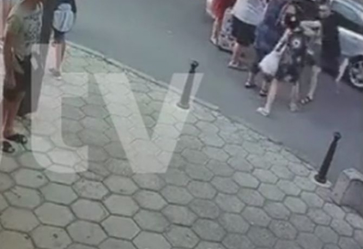 BG туризъм! Подивял шофьор удари зверско кроше на жена, помагаща на слепи в Несебър (ВИДЕО)
