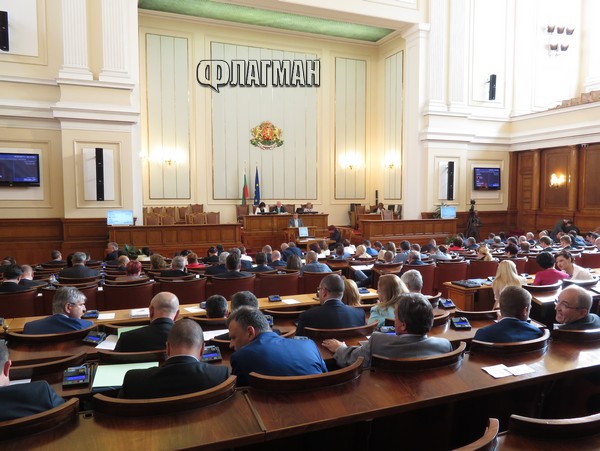 Полицаите без осигурени униформи ще получат пари, реши парламентът след бурни дебати