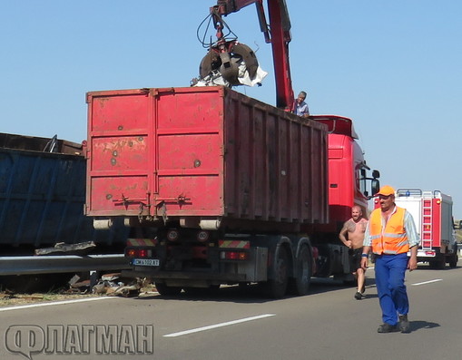 Огромна тапа заради катастрофата край Созопол, чакат Динко от Ямбол със супер машина да отвори пътя