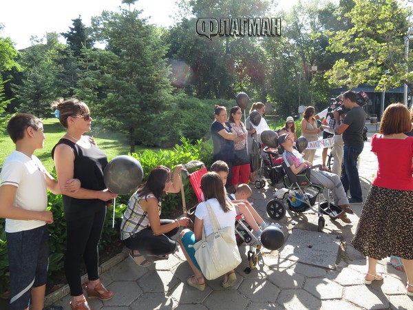 Майки и деца с увреждания протестираха пред парламента, поискаха закон за личната помощ