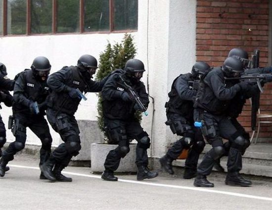 Като на кино: Сводникът бияч се хвърля през терасата на хотел след полицейска обсада в Китен