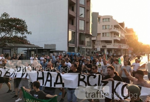 Хиляди скандират "Сърце и душа за България" в Асеновград (СНИМКИ)