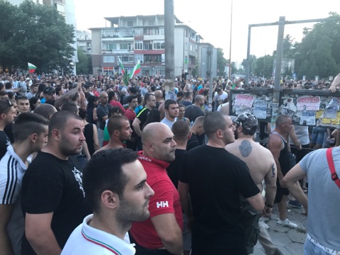 Асеновград завря! Полицията изпусна шествието, над 10 хил. се готвят да щурмуват ромската махала