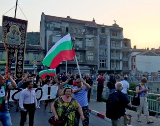 Над 1000 униформени потушиха протеста в Асеновград, циганите останаха скрити в гетото