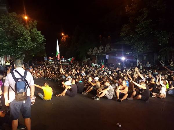 Протестиращите в Асеновград отказаха да си тръгнат, искат справедливост за битите спортисти (ВИДЕО)