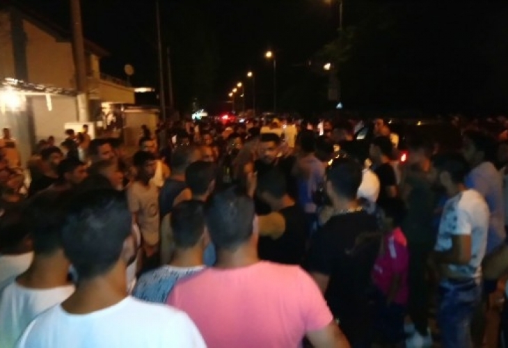 Роми от "Столипиново" скочили на контрапротест заради шествието в Асеновград, били въоръжени и крещели "Аллах Акбар"