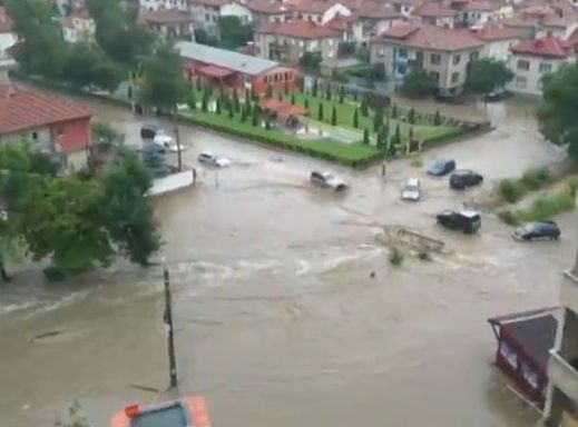 Бедствено положение в Самоков, река Боклуджа наводни къщи