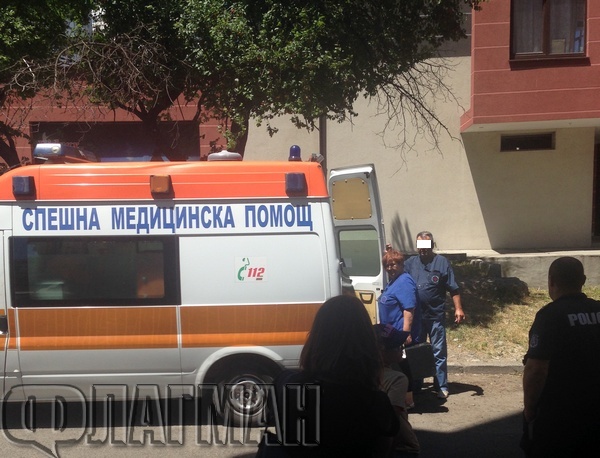 Бивша учителка се заключи в Краставицата в ж.к."Лазур", викат полиция и линейка да я спасяват (ОБНОВЕНА)