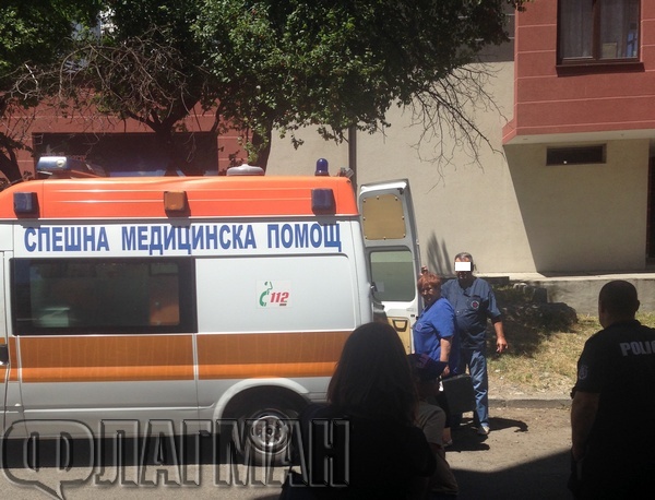 Бивша учителка се заключи в Краставицата в ж.к."Лазур", викат полиция и линейка да я спасяват (ОБНОВЕНА)