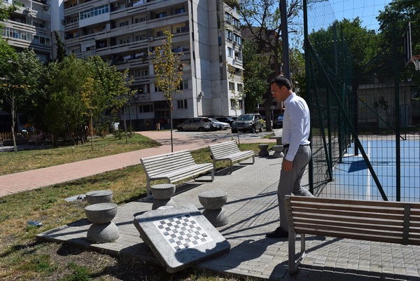 Вандали потрошиха площадката във ж.к. "Възраждане", кметът призова гражданите да пазят новото (СНИМКИ)