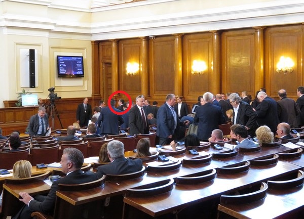 Скандал в парламента: Главчев изгони Драгомир Стойнев за причиняване на безредици