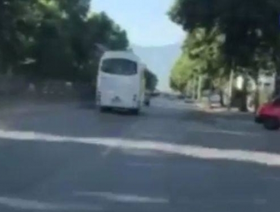 Ужас на пътя! Претъпкан автобус шпори с близо 100 км/ч (ВИДЕО)
