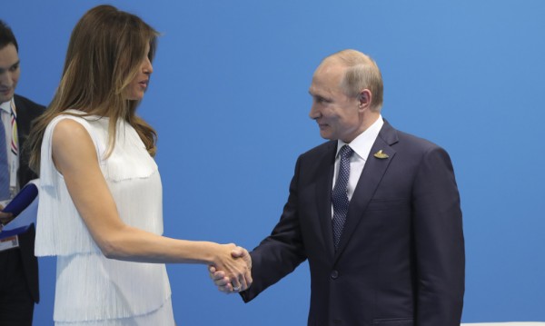 Ръкостискане, усмивки...Путин пофлиртува с Мелания