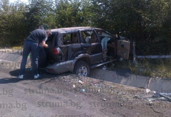 Брутална гледка: Македонски джип като танк помля стълб с камери на АМ "Струма" и се преобърна (СНИМКИ)