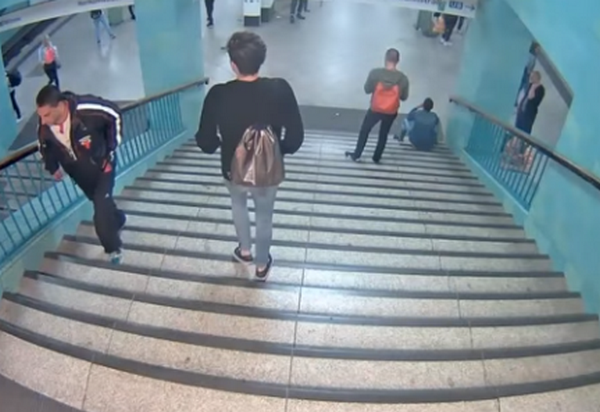 Пак: Атака в Берлинското метро... Мъж, вероятно имигрант, рита германец по стълбите (ВИДЕО)