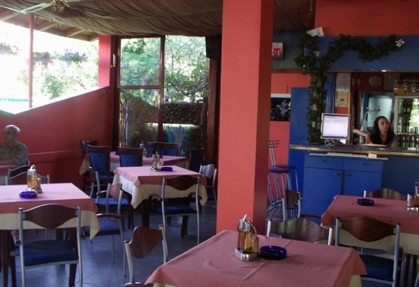 Македонците му намериха цаката: Голи келнери привличат туристи в Охрид (СНИМКА)