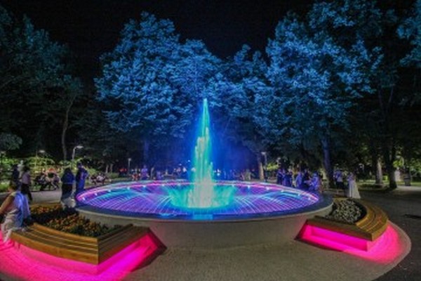 Вижте впечатляващия нощен облик на обновената бургаска Морска градина (СНИМКИ)