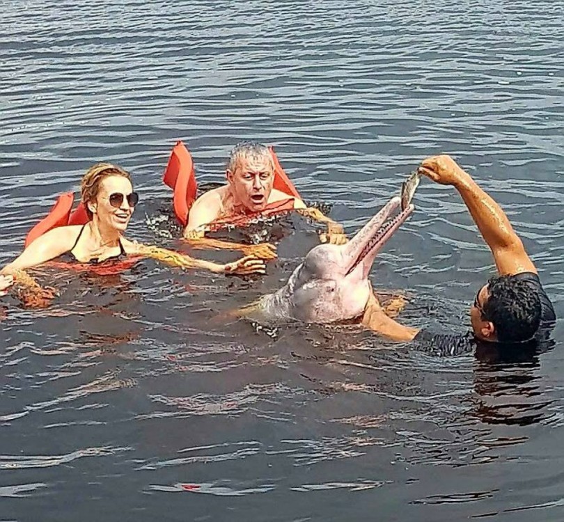 Соломон и Гергана Паси на яхта в Бразилия - бившият външен министър и жена му се плацикат с делфини в река Амазонка