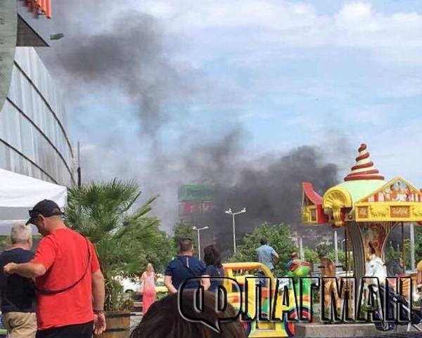 Пожар край мол Галерия в Бургас, районът е отцепен