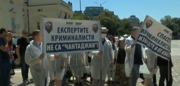 Полицаите на протест, искат по-високи заплати