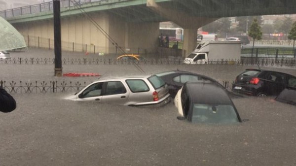 Проливни дъждове парализираха Истанбул (СНИМКИ/ВИДЕО)