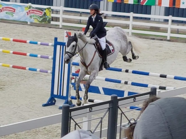 Гордост! Бургазлийка е вицешампион на България по конен спорт за 2017 година (ВИДЕО)
