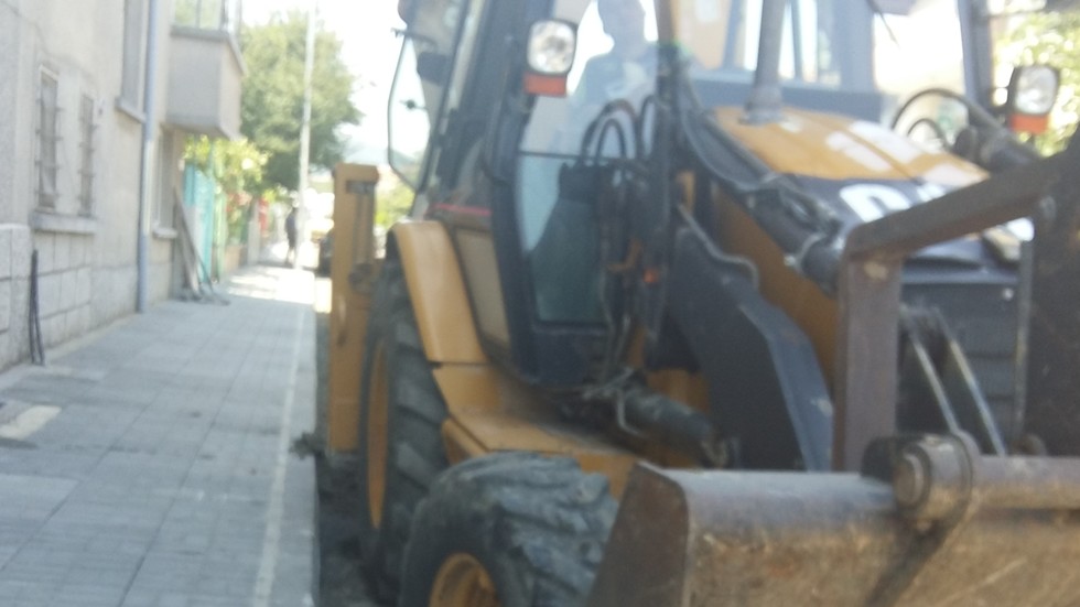Шум стряска туристи в Царево, ремонтират улица в пика на сезона