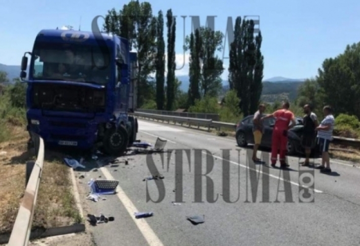 Ад на пътя: Шофьор заспа зад волана и се заби челно в ТИР (СНИМКА)