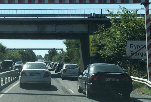 Стотици коли са блокирани към Южното Черноморие, има ПТП край Ченгене скеле