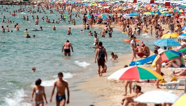 Бум на летни вируси по морето: Температура, повръщане и диария – заради лоша храна и хигиена