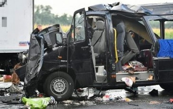 Кървава катастрофа! Микробус се нацепи в камион – има много загинали