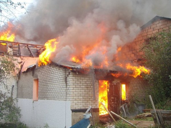 Извънредно! Огромен пожар поглъща богатото село Церковски в Карнобатска община