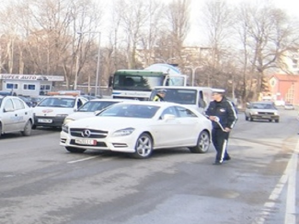 Бургаски джигит с „Мерцедес” сече пътя на жандармерия, няма да повярвате какво стана после