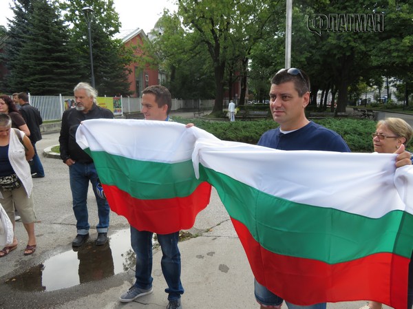 Двама бургазлии „възрожденци” протестират пред парламента срещу насилието  (снимка)