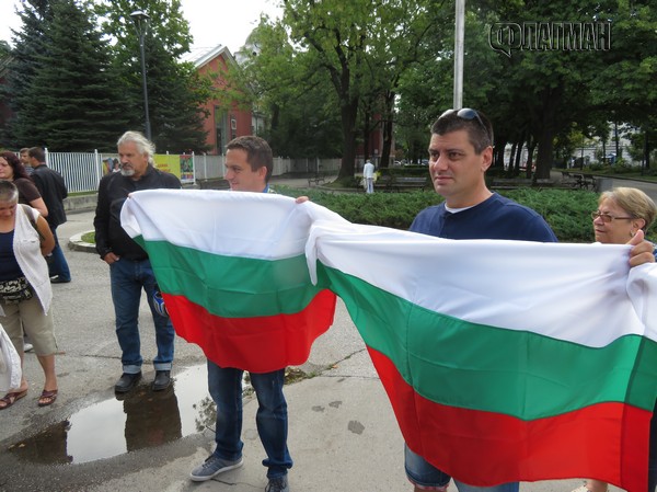 Двама бургазлии „възрожденци” протестират пред парламента срещу насилието  (снимка)