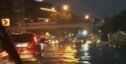 Пороен дъжд наводни Истанбул
